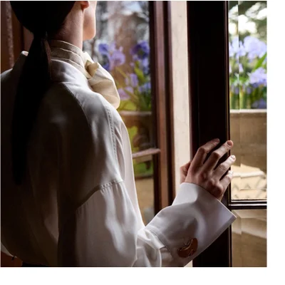 “Un nom empreint de distinction. TLe nom,“Iris Debonair”, se prononce avec l’accent français et reflète ainsi l’héritage vivant, franco-britannique, de la Maison. Il est issu de l'ancienne expression